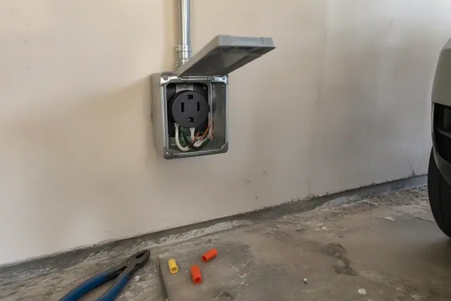 NEMA 14-50 receptacle installed in a drywall box with copper wiring in Mesa, AZ.