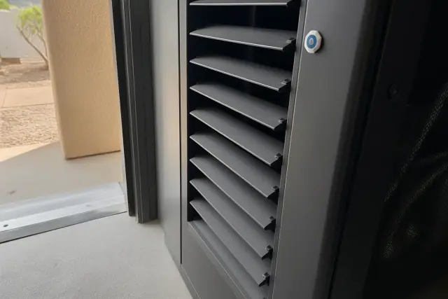 Precision cooling unit with an adjusted intake vane and temperature wax seal in a Phoenix, AZ server room.