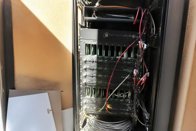 Modular amplifier cards and wiring in a server rack for a fire alarm voice evacuation system in Phoenix, AZ.