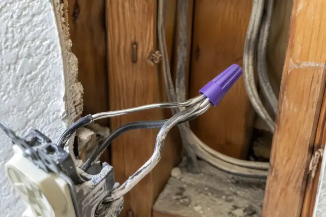 Aluminum branch wiring outlet connection being spliced by a technician in Phoenix, AZ.