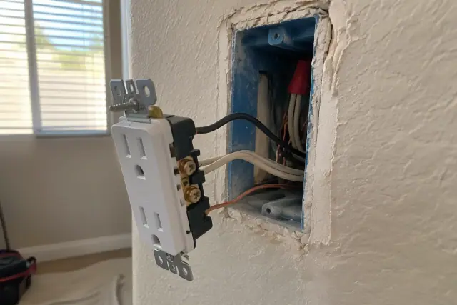 New electrical receptacle wired with copper conductors in an interior wall in Glendale, AZ.